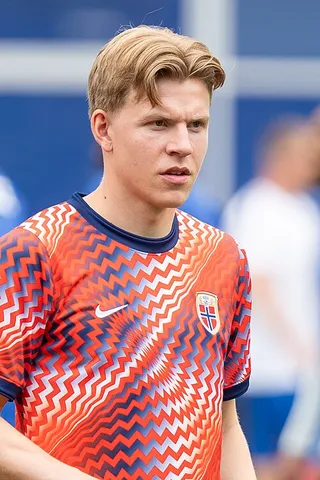 Енс Петер Хёуге